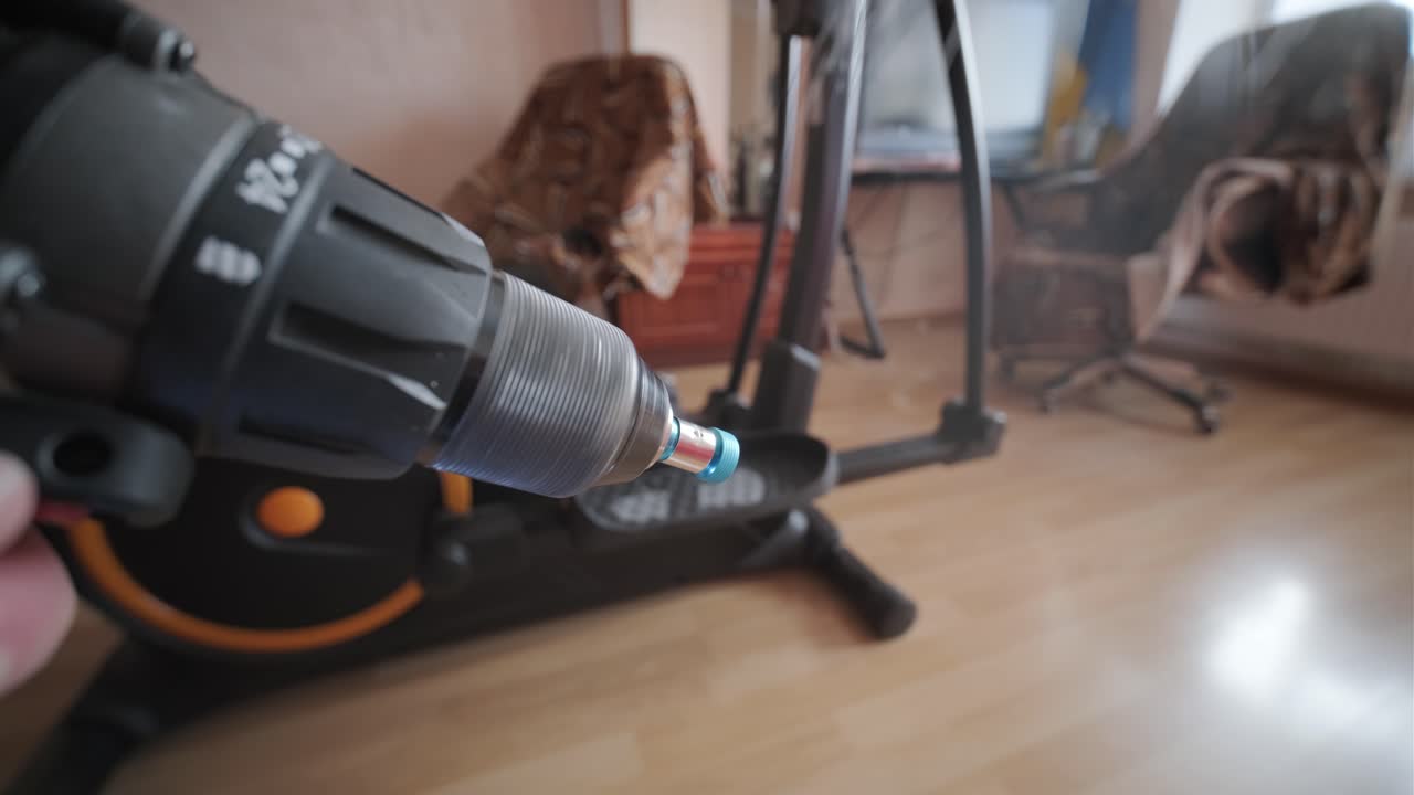 Detail točícího se vrtáku akumulátorové vrtačky