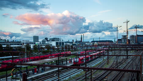 Timelapse-De-La-Estación-Central-De-Copenhague-Con-Paisaje-Urbano-Al-Atardecer