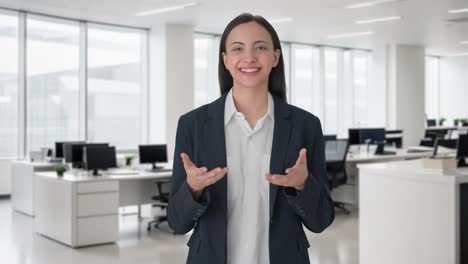 feliz mujer india gerente hablando con la cámara