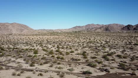 在炎熱的日子里,無人機可以看到joshua tree國家公園的廣<unk>景色,