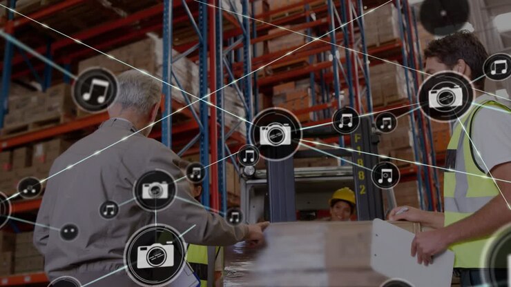Tre lavoratori che toccano un pallet, con un'icona di rete che si irradia verso l'esterno mostrando il tracciamento logistico.