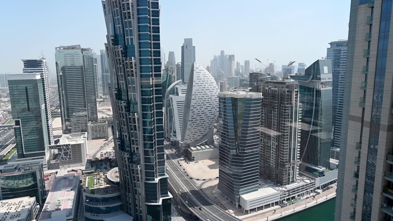 4K: Grattacieli dello skyline urbano del quartiere Business Bay di Dubai con edifici moderni, con vista sul Burj Khalifa