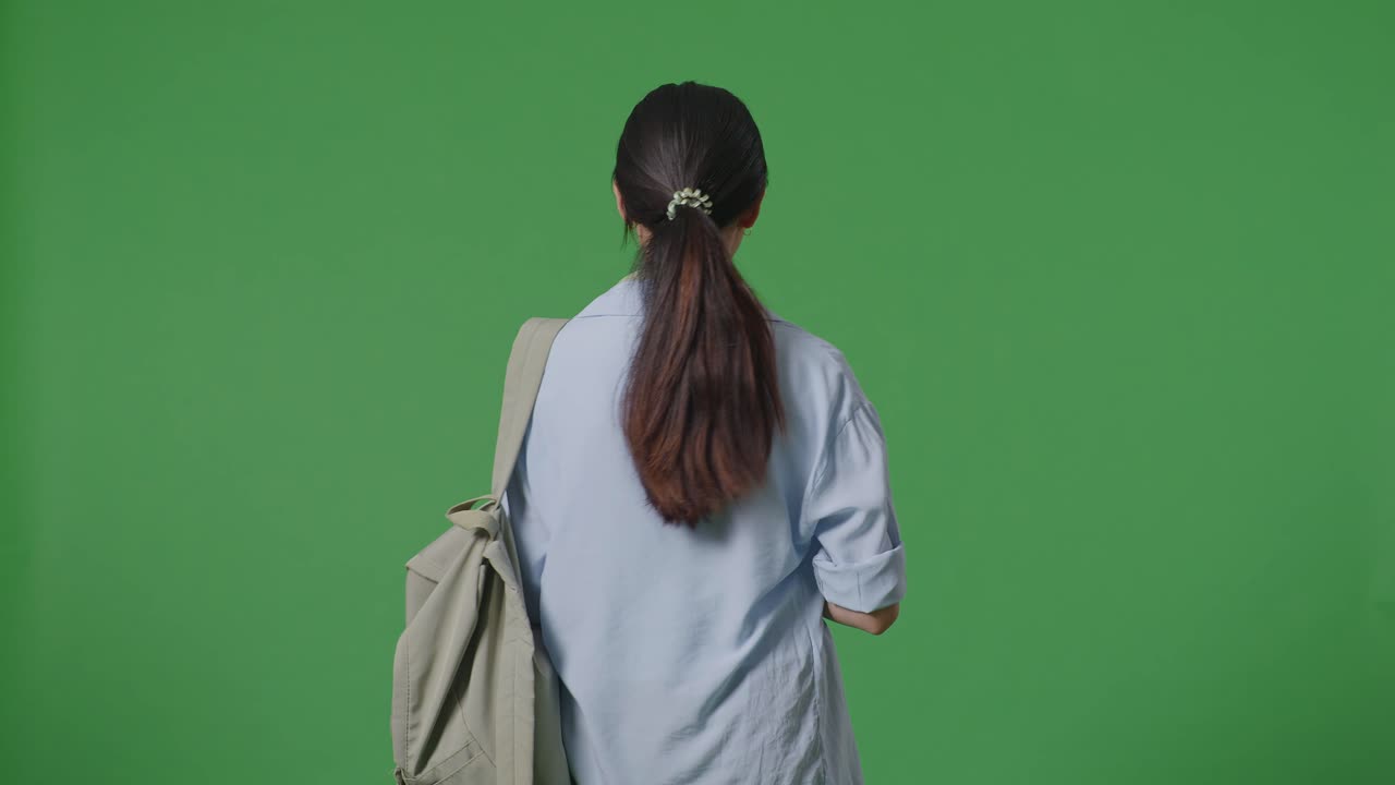 녹색 스크린 배경 스튜디오에서 는 배을 가진 아시아 십대 소녀 학생의 뒷면