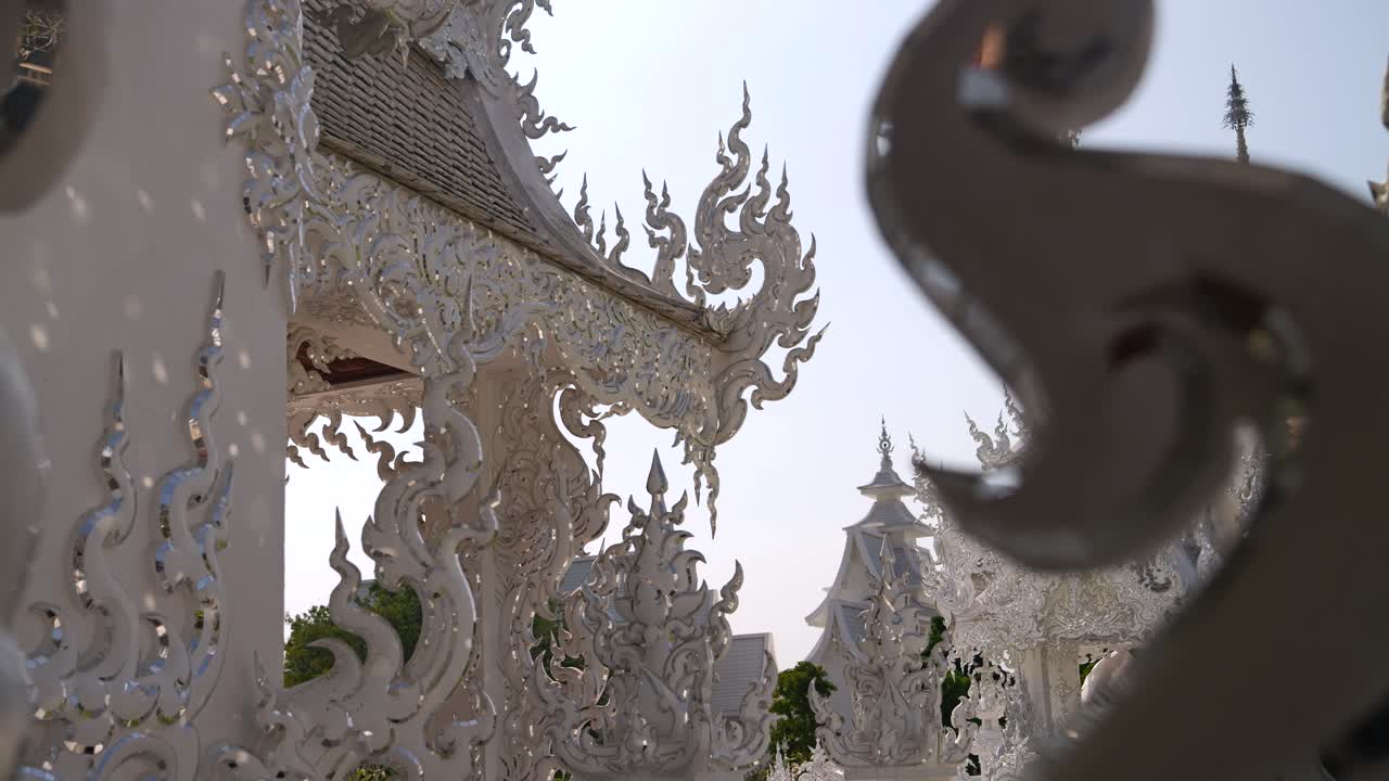 vista cinematográfica de cerca de los detalles del templo blanco en chiang rai, tailandia