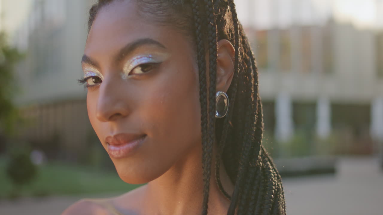 dreadlocks mujer mirando cámara de la noche retrato de la calle. modelo