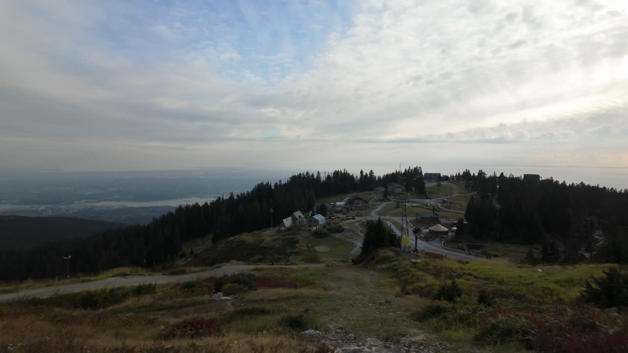 Bredt gimbal-panoramabillede af Grouse Mountain-toppen om efteråret i North Vancouver, British Columbia, Canada. 4K
