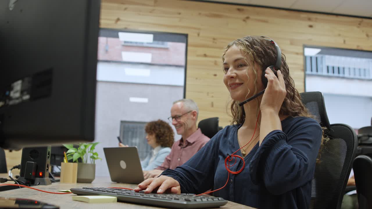 personas que trabajan en una oficina