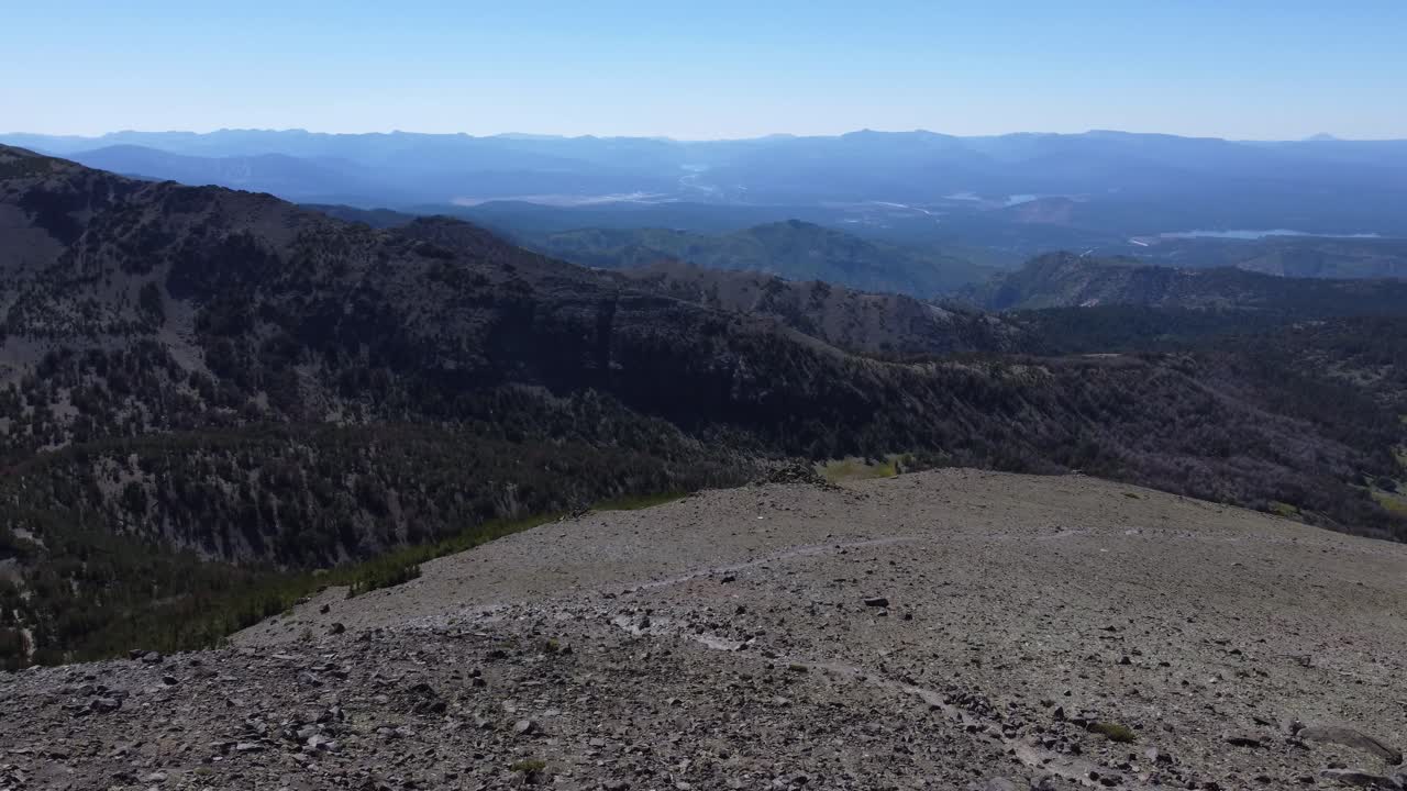 북부 네바다와 캘리포니아의 산과 계곡을 드러내는 드론 샷