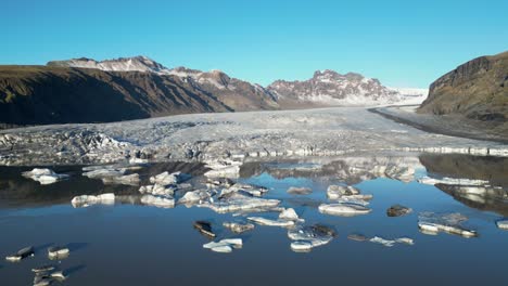 fotografía de un glaciar en islandia durante el invierno por la mañana14