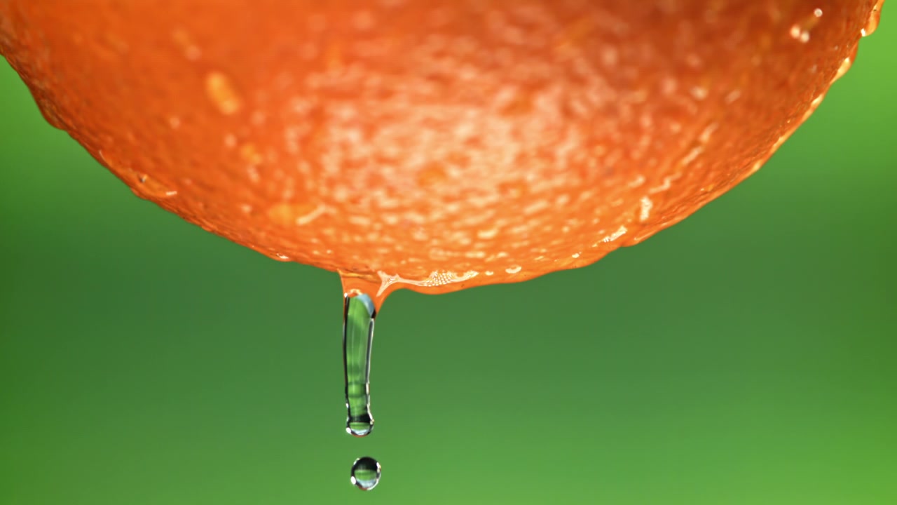 Gota de Água em Câmera Lenta Caindo de uma Laranja Fresca