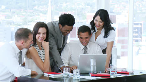 Geschäftsteam-Hat-Spaß-Bei-Der-Zusammenarbeit-Im-Büro