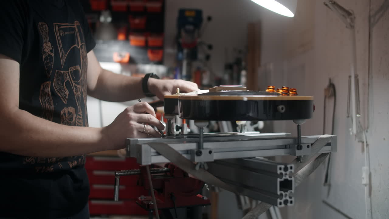 reparación de guitarras en un taller