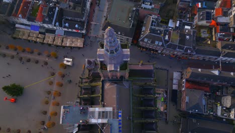 Vista-De-Arriba-Hacia-Abajo-De-La-Aguja-De-La-Iglesia-De-San-Juan-En-El-Corazón-De-Den-Bosch,-Holanda