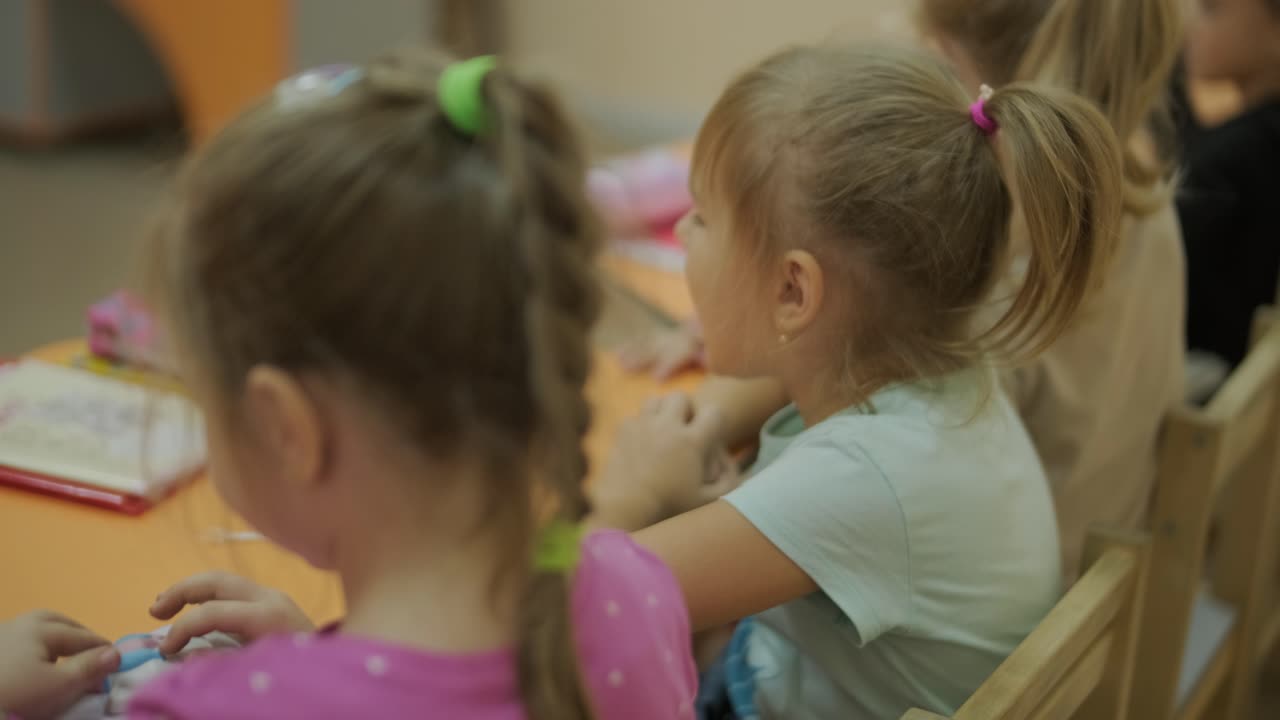lección de preparación preescolar en el centro de aprendizaje