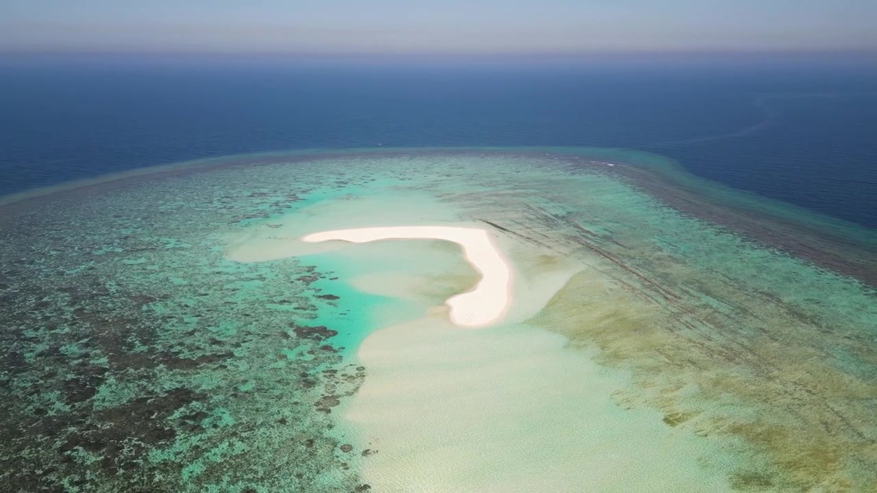 "Droneoptagelser, Saudi-Arabien" Denne betagende dronevideo viser fantastiske landskaber i Saudi-Arabien og fanger unikke udsigter over dets naturlige skønhed og kulturelle vartegn. Ideel til turisme.