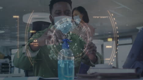 animación de la interfaz digital que muestra estadísticas con colegas en la oficina que usan máscaras faciales