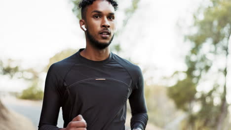 hombre, auriculares o correr en la naturaleza para el fitness