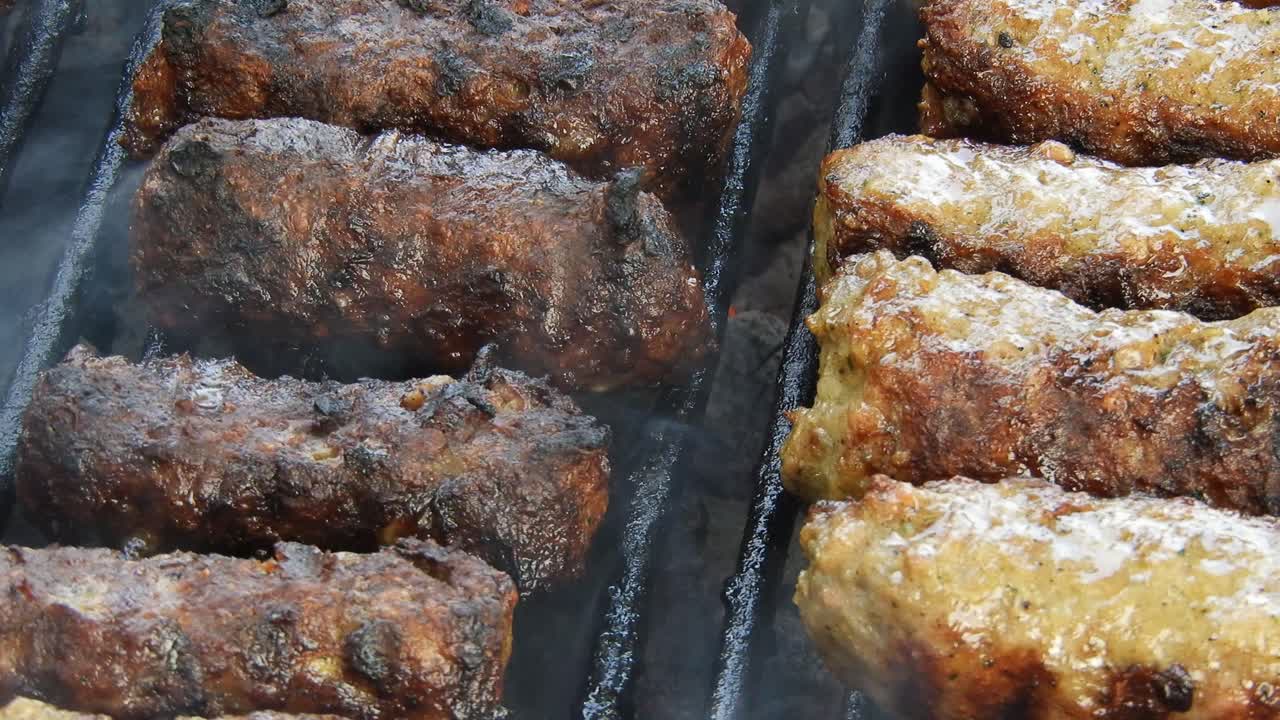 그릴에 있는 전통 음식 미트볼 "mici"