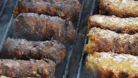 Traditionelles-Essen-Fleischbällchen-&quot;mici&quot;-Auf-Grill