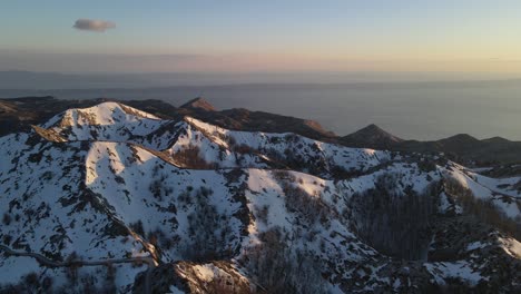 Montañas-Nevadas-Contra-El-Cielo-Del-Atardecer-Y-El-Mar-Adriático,-Sveti-Jure,-Biokovo,-Croacia---Avance-Aéreo