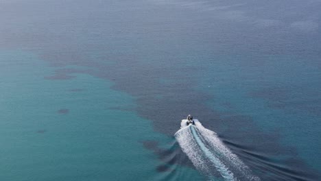 Lancha-Rápida-Mientras-Viaja-En-El-Hermoso-Mar-Egeo-En-El-Mar-Azul-Cristalino