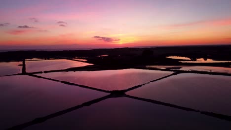 vista de la puesta de sol sobre la granja de sal de es trenc, mallorca
