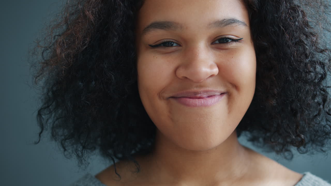 retrato de una mujer joven sonriente