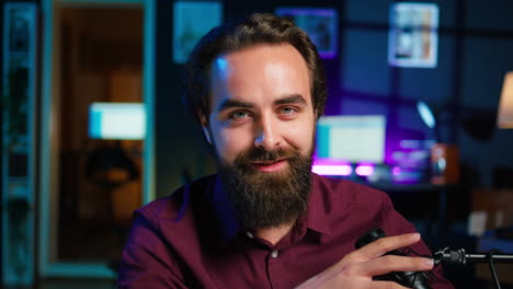 retrato de asmr artista utiliza micrófono de calidad en el estudio para hacer video anti estrés