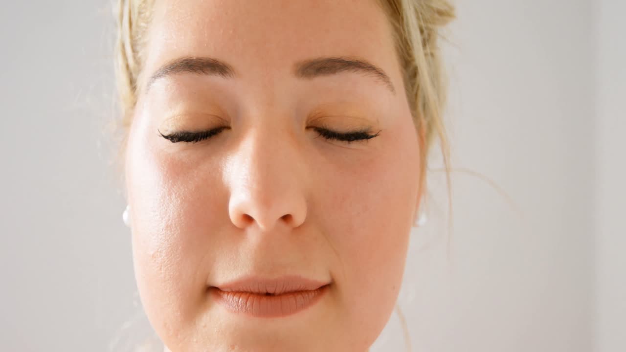 피트니스 스튜디오 4k에서 카메라를 보는 여자