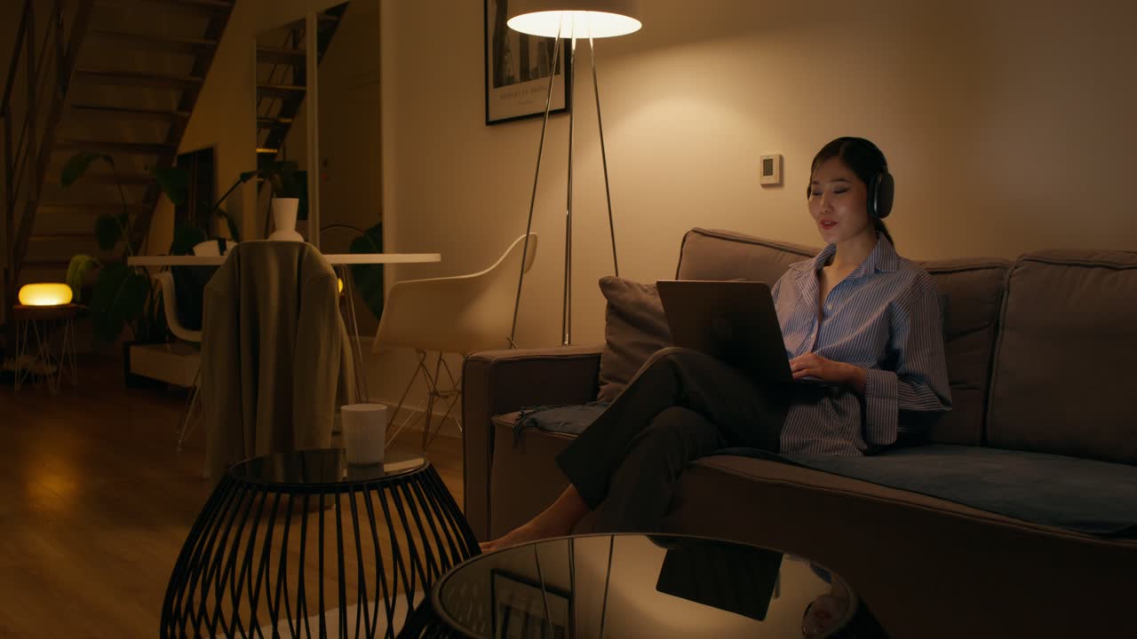 晚上在家工作的女人