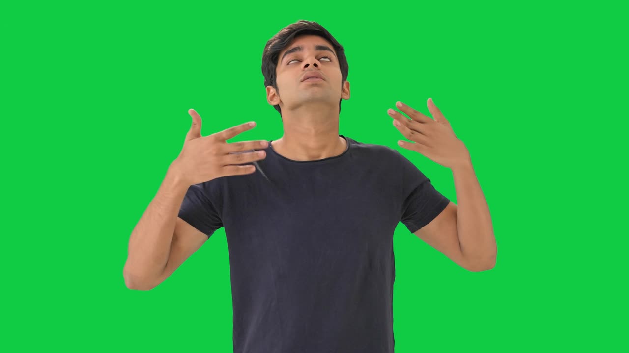 인디언 남자는 여름에 뜨거운 느낌 녹색 화면