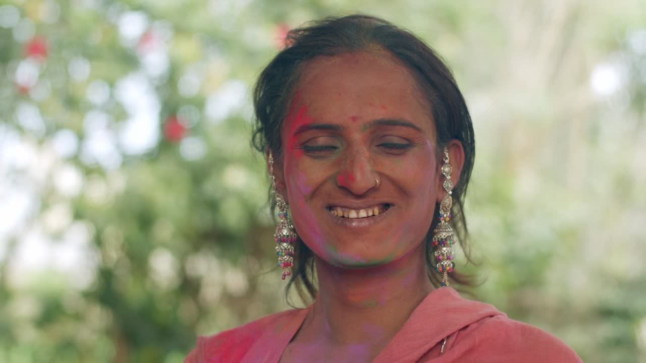 mujeres indias de primer plano de la cara manchada con colores brillantes de holi