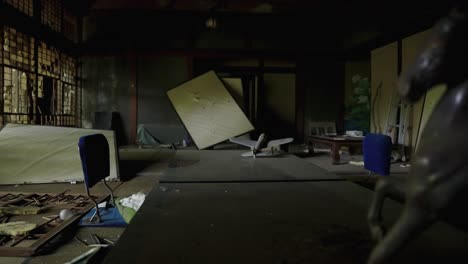 Innenraum-Eines-Zerstörten-Spukhauses-In-Japan-Mit-Blick-Auf-Den-Verfallenden-Raum
