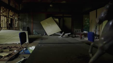 el interior de una mansión embrujada en ruinas en japón, mirando hacia la habitación en descomposición