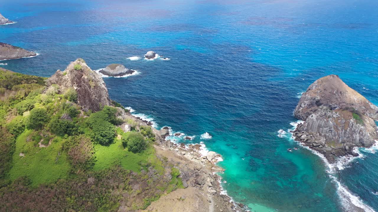 vista de un avión no tripulado de la playa de sueste del archipiélago de fernando de noronha, brasil