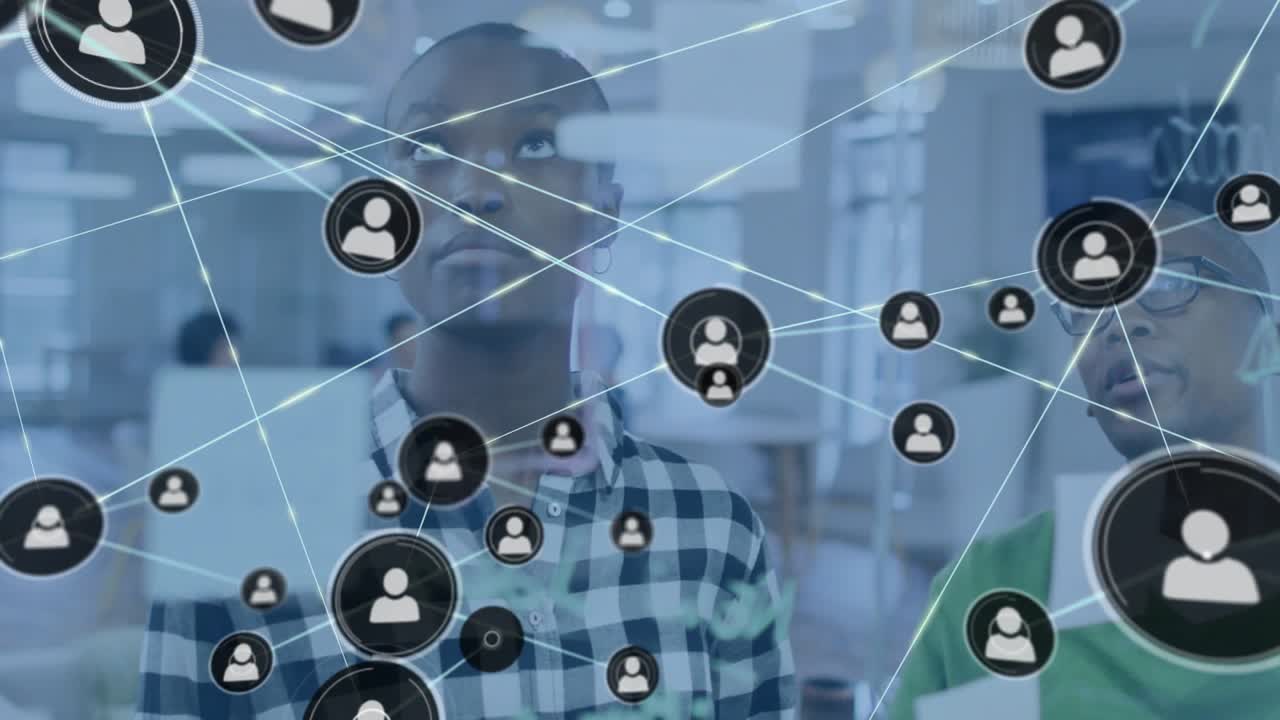 Video verticale: Squadra afroamericana che mappa appunti su vetri in ufficio, mentre la pianificazione di una rete prende forma.