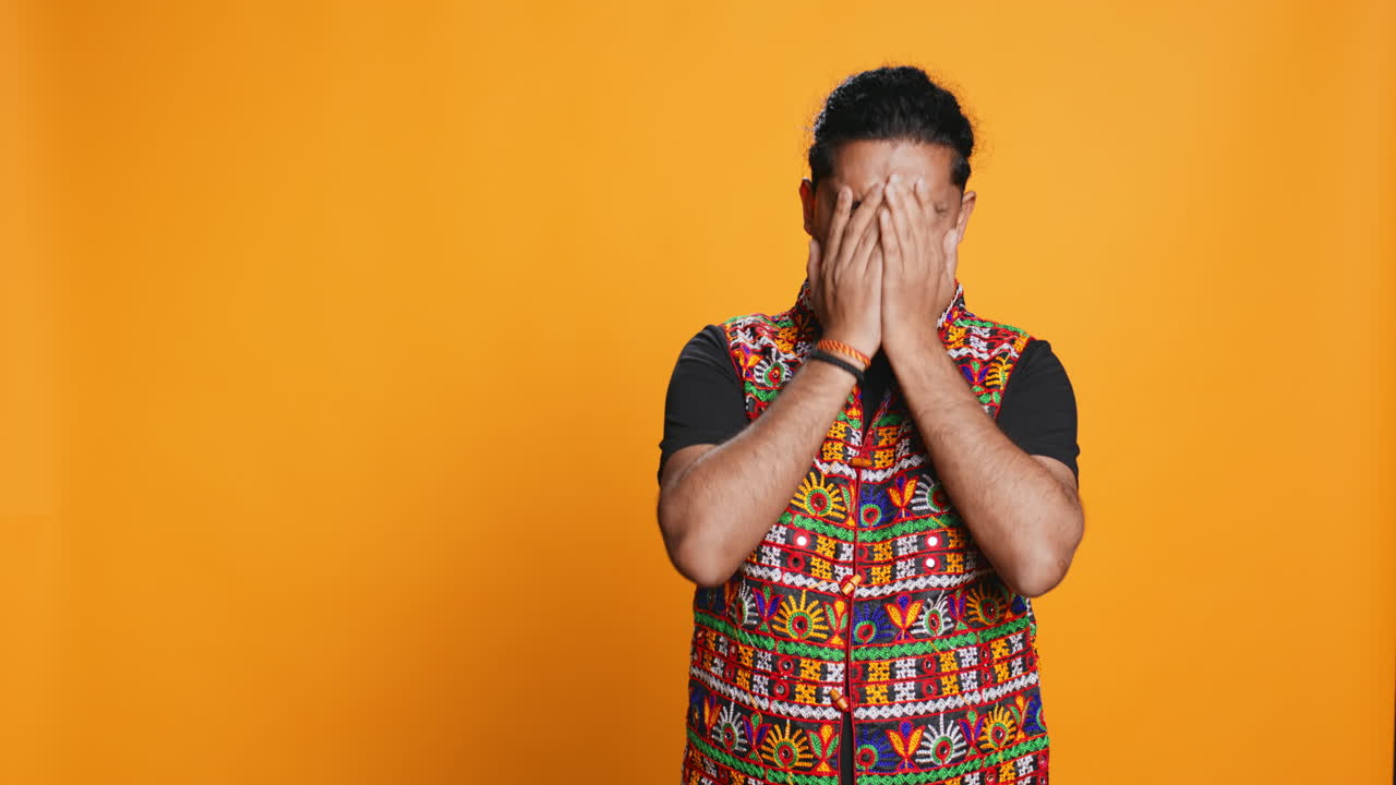 불안한 남자가 손바닥으로 얼굴을 고, 걱정스러운 느낌, 스튜디오 배경