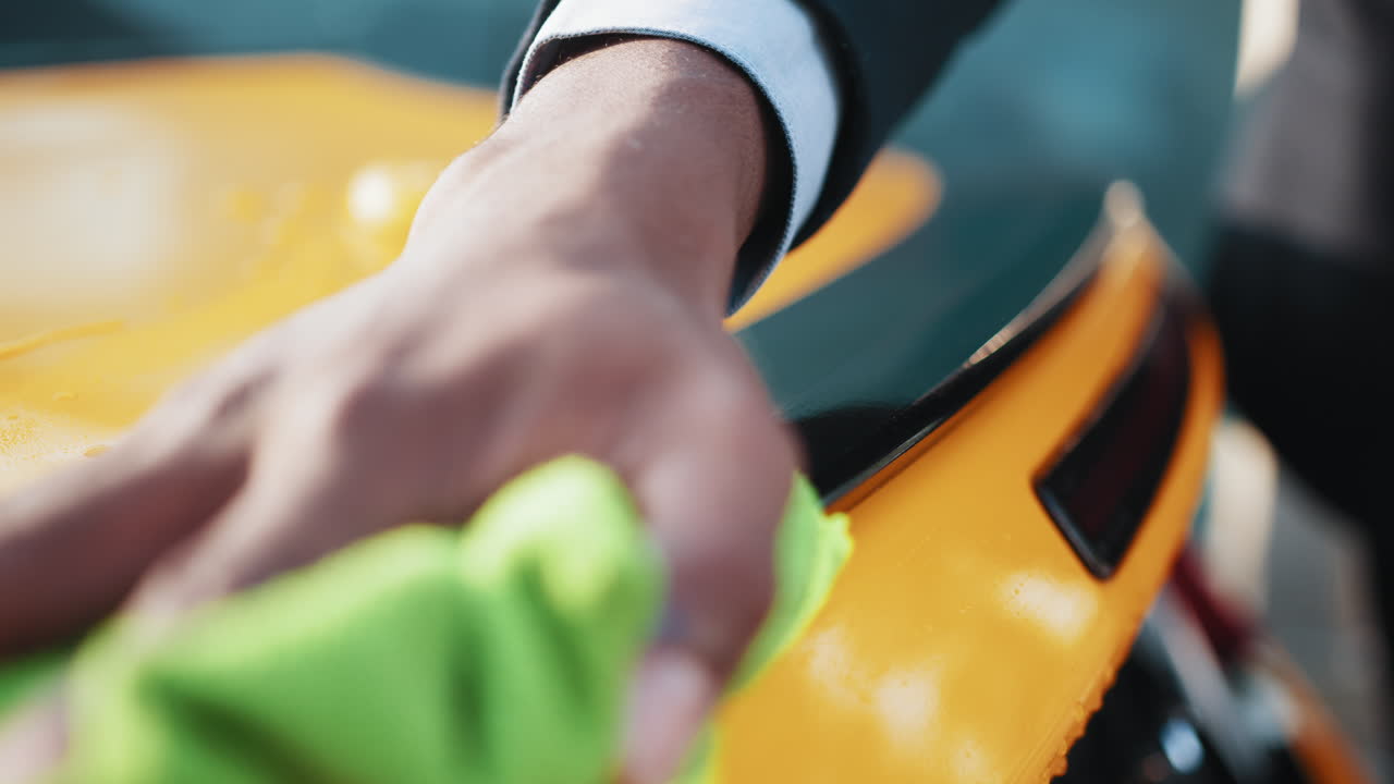 노란색 차를 상세히 설명하는 사람