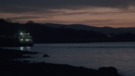 Vista-Panorámica-Nocturna-De-La-Bahía-De-Kilcreggan-Con-Ferry-Amarrado-En-El-Muelle-En-Argyll-And-Bute,-Escocia,-Reino-Unido