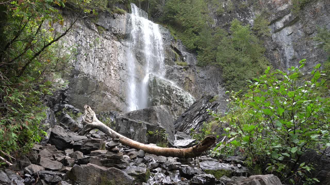 vista de la cascada chute à philomène que fluye sobre rocas cerca de saint-alexandre-des-lacs en quebec, canadá durante el verano