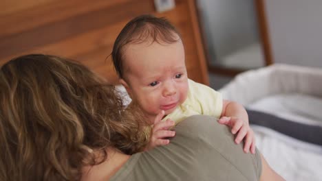 video de una madre caucásica feliz abrazando a un bebé recién nacido