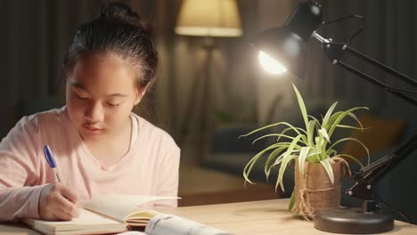una chica estudiando por la noche.