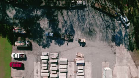 Trabajador-De-Montacargas-Colocando-Revestimientos-Vinílicos-De-Cemento-En-Una-Camioneta-Pickup-De-Plataforma-Plana