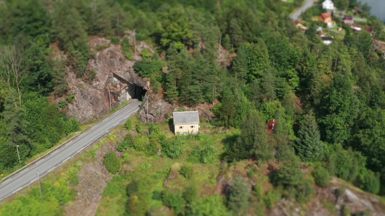 좁은 해안 도로가 터널로 이어집니다.