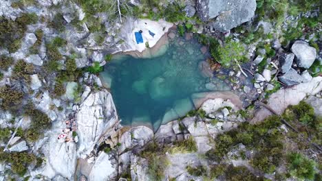 pequeña laguna azul creada a partir de una cascada en el parque nacional peneda geres, portugal, europa - drone bajando