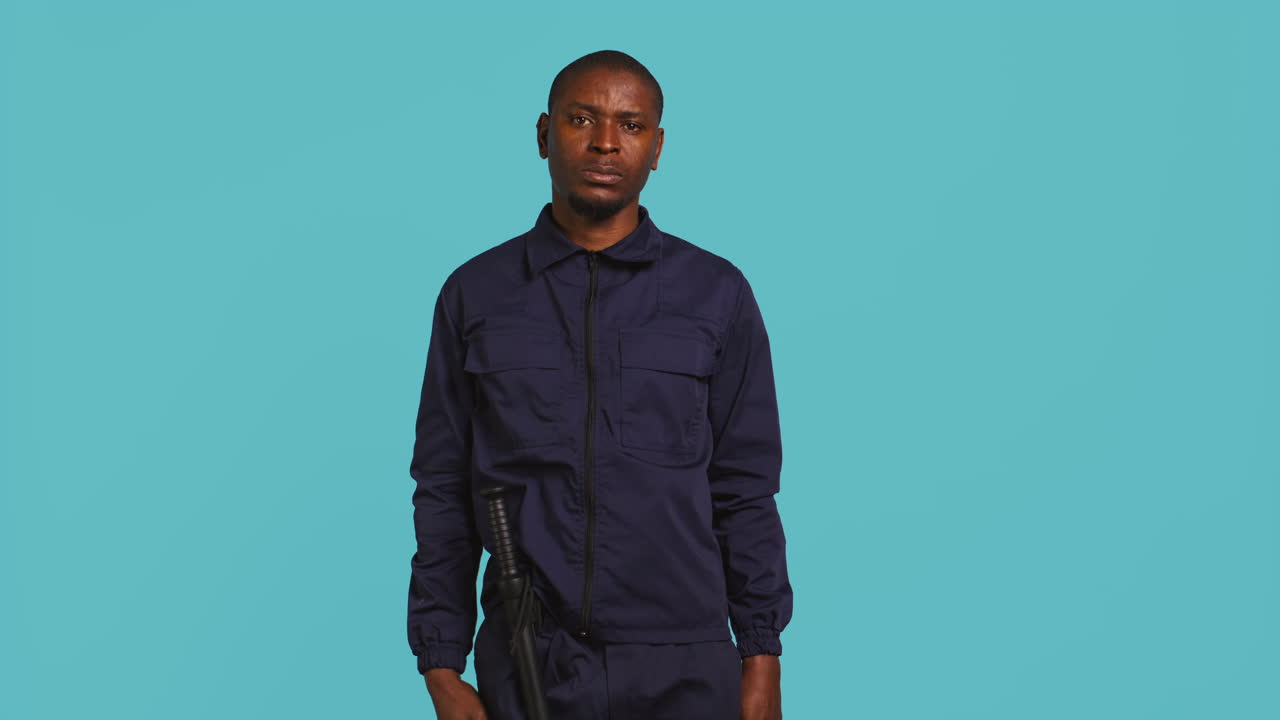 보안 경비원 이 군사 포스트 에 있을 때 인사 손짓 을 하고 있다