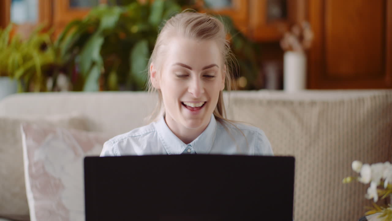 홈 오피스 2에서 노트북 작업을 하는 웃는 여성