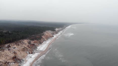 toma aérea de la playa de arena en ustka en invierno