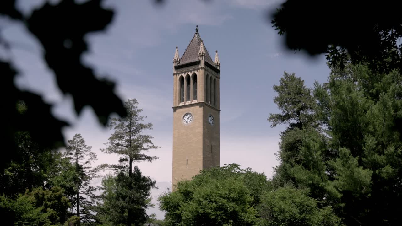 stanton memorial carillon campanile en el campus de la universidad estatal de iowa en ames, iowa con video gimbal estable de cerca