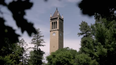 Campanile-Del-Carillón-Conmemorativo-De-Stanton-En-El-Campus-De-La-Universidad-Estatal-De-Iowa-En-Ames,-Iowa-Con-Video-Estable-De-Cardán-De-Cerca